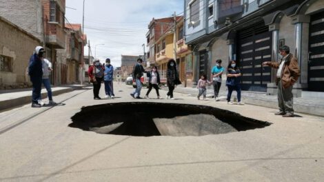 Sifonamiento en calles a causa de lluvias en Bolivia