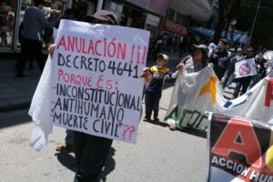 Carnet de vacunación en la marcha de antivacunas en La Paz