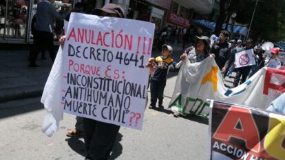 Carnet de vacunación en la marcha de antivacunas en La Paz