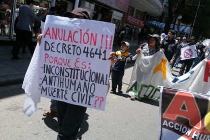 Carnet de vacunación en la marcha de antivacunas en La Paz