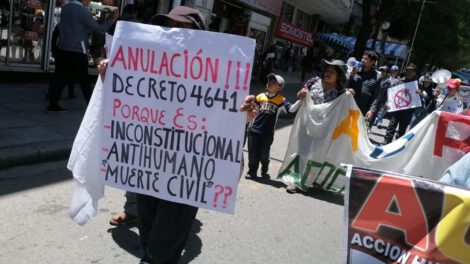 Carnet de vacunación en la marcha de antivacunas en La Paz