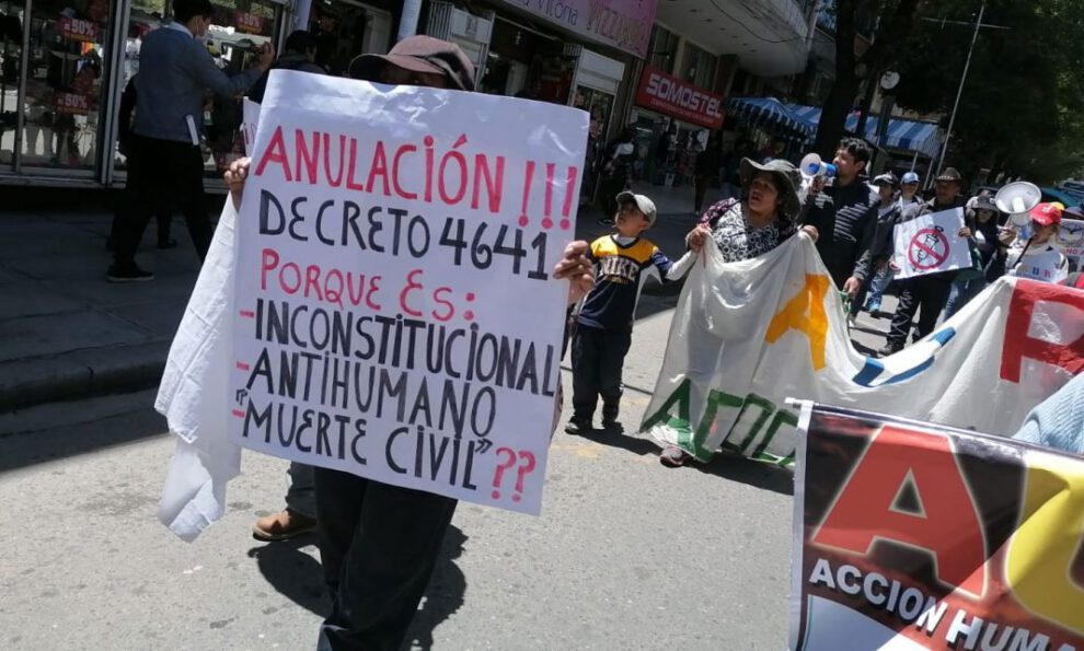 Carnet de vacunación en la marcha de antivacunas en La Paz