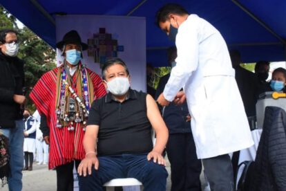 Choquehuanca vacuna anticovid en medio de un sahumerio