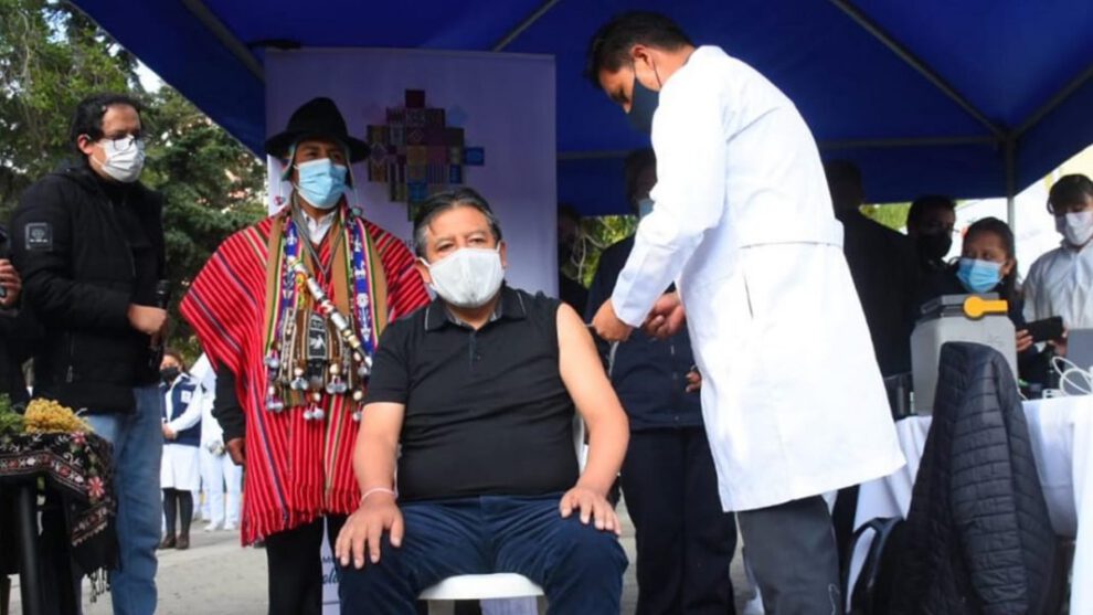 Choquehuanca vacuna anticovid en medio de un sahumerio