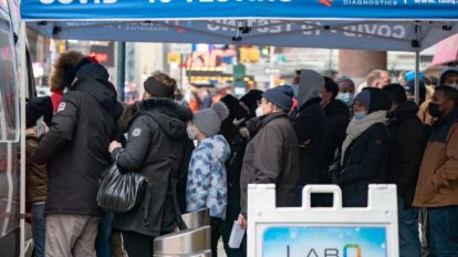 Personas hacen cola para someterse a una prueba de Covid-19 en EE.UU.