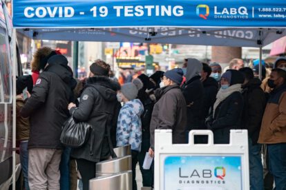 Personas hacen cola para someterse a una prueba de Covid-19 en EE.UU.