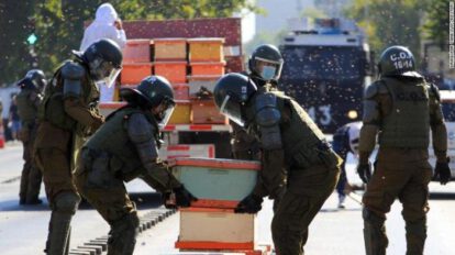 Protesta de apicultores en Chile con abejas
