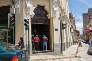 Carnet de vacuna requerido para ingresar a entidades financieras