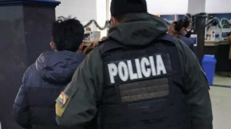 Aprehenden a una persona que pretendía realizar trámites con carnet de vacunación falso