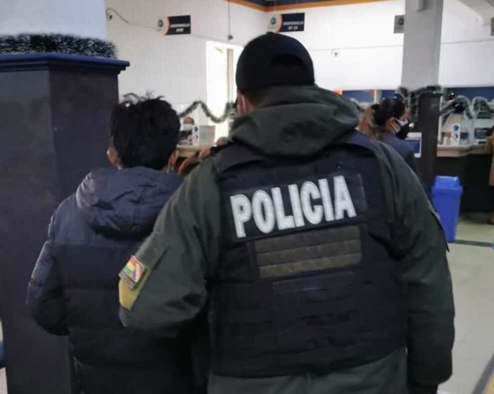 Aprehenden a una persona que pretendía realizar trámites con carnet de vacunación falso