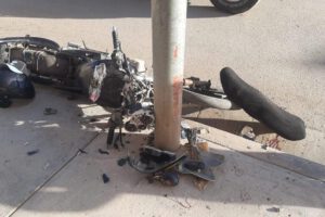 Motociclista en coma tras estrellarse contra un poste