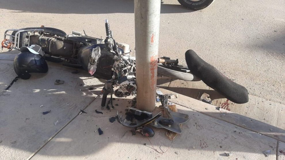 Motociclista en coma tras estrellarse contra un poste