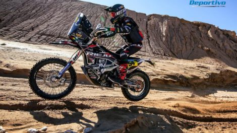 El piloto boliviano Daniel Nosiglia en plena competencia durante el Rally Dakar