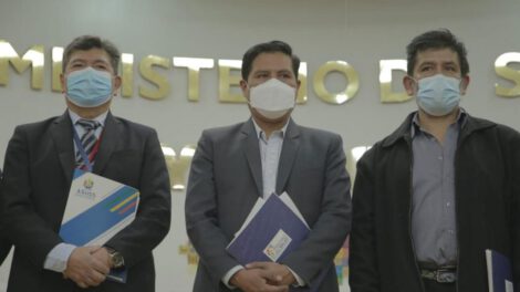 Cajas de salud vacunarán también a personas no aseguradas