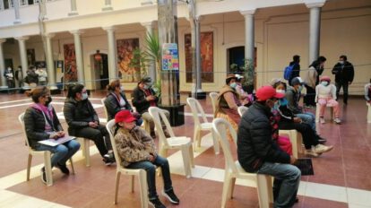 Fila para la vacunación contra el Covid-19 en Oruro