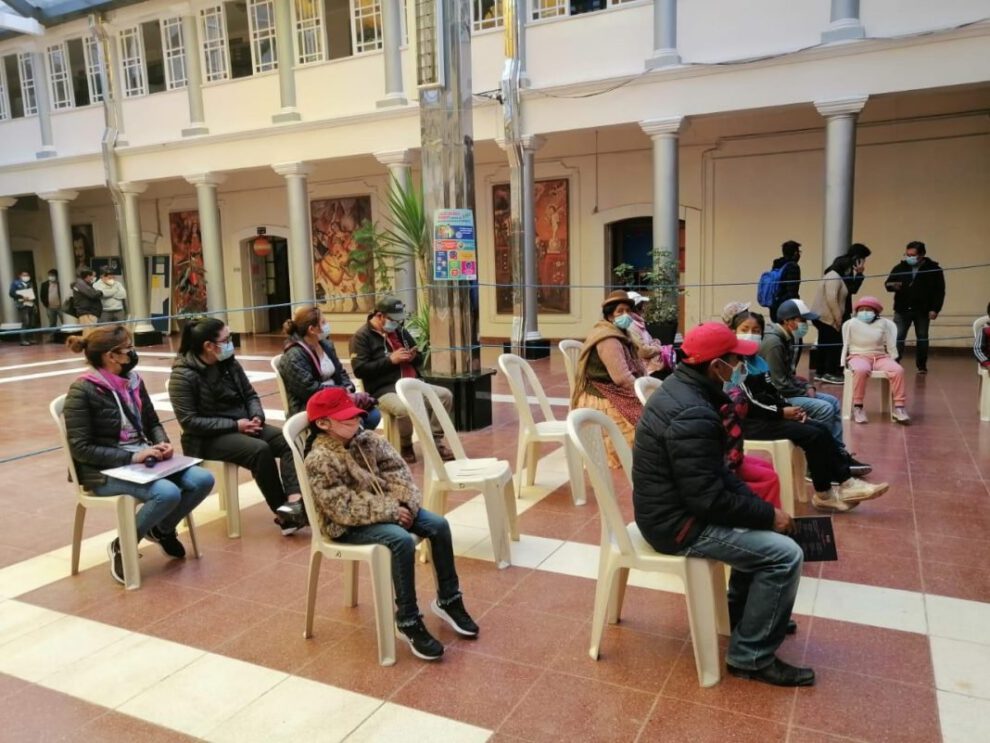 Fila para la vacunación contra el Covid-19 en Oruro