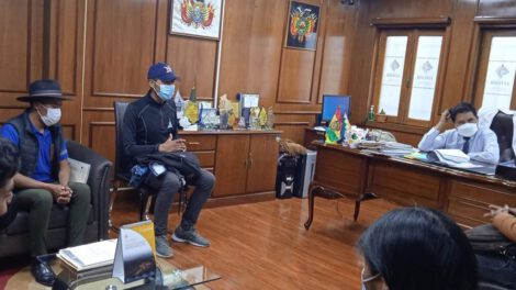 Ministro de Salud Jeyson Auza y dirigente Álvaro Chuquimia