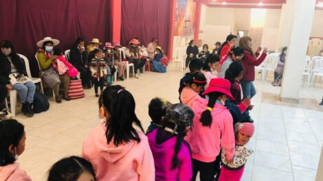Morenada Zona Norte agasajó a los niños en la fiesta de Reyes