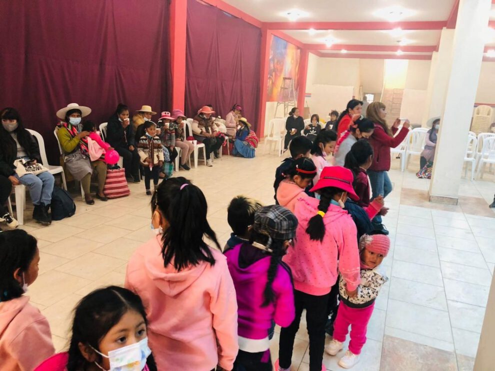 Morenada Zona Norte agasajó a los niños en la fiesta de Reyes