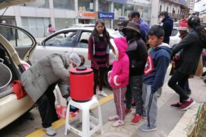 Familias orureñas entregan juguetes y chocolatada a los niños