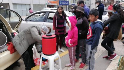 Familias orureñas entregan juguetes y chocolatada a los niños