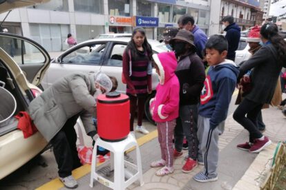 Familias orureñas entregan juguetes y chocolatada a los niños