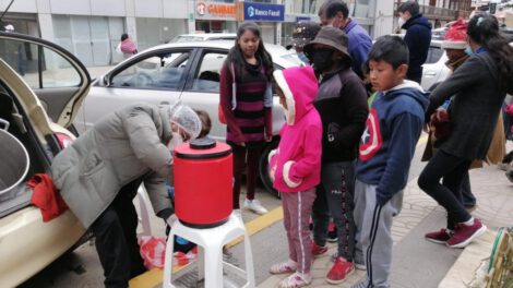 Familias orureñas entregan juguetes y chocolatada a los niños