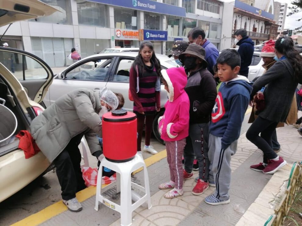 Familias orureñas entregan juguetes y chocolatada a los niños