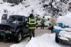 Turistas atrapados en tormenta de nieve en Pakistán