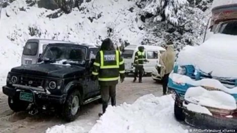 Turistas atrapados en tormenta de nieve en Pakistán