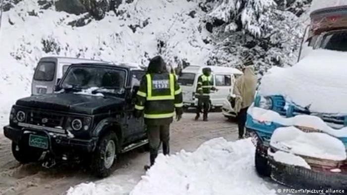 Turistas atrapados en tormenta de nieve en Pakistán