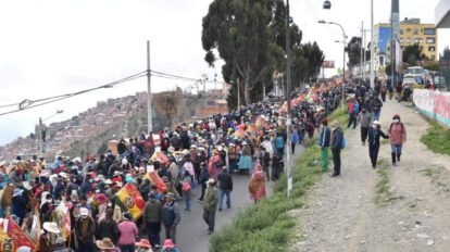 Sectores de El Alto marchan contra el carnet de vacuna anticovid