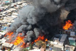 Incendio en Iquique destruyó al menos 100 casas