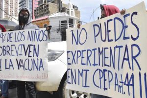 Protesta contra carnet de vacuna anticovid frente al Ministerio de Salud