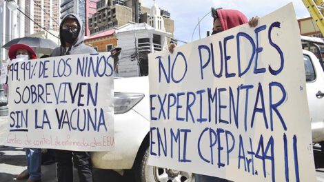 Protesta contra carnet de vacuna anticovid frente al Ministerio de Salud