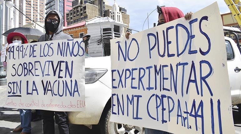 Protesta contra carnet de vacuna anticovid frente al Ministerio de Salud