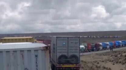 Transportistas bolivianos en frontera con Chile