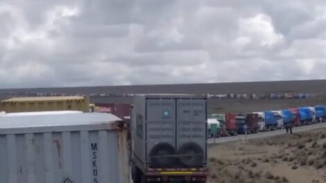 Transportistas bolivianos en frontera con Chile