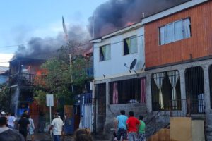 Incendio en Iquique afectando viviendas