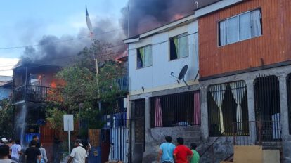 Incendio en Iquique afectando viviendas