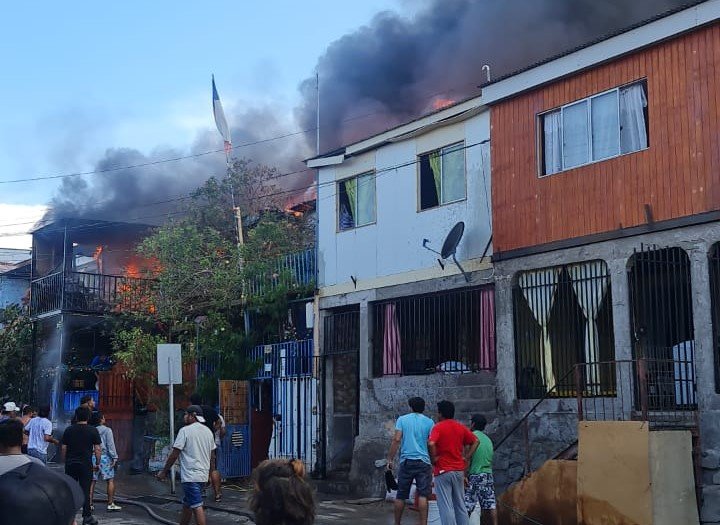 Incendio en Iquique afectando viviendas
