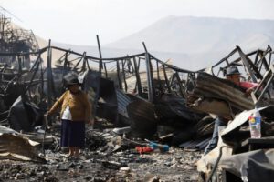Bolivianos afectados por el incendio en Iquique reciben ayuda humanitaria