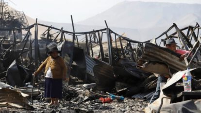 Bolivianos afectados por el incendio en Iquique reciben ayuda humanitaria