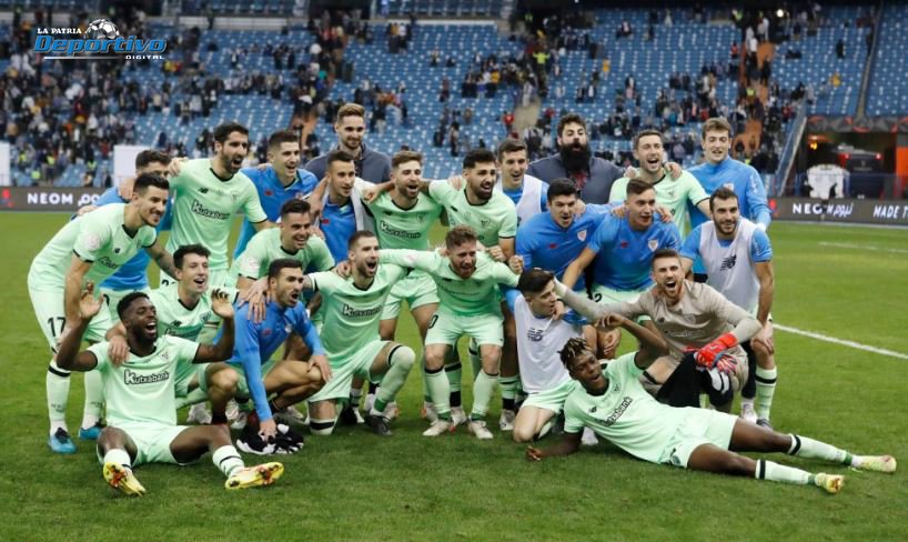 Festejan los jugadores del Athletic por la clasificación a la final de la Supercopa de España
