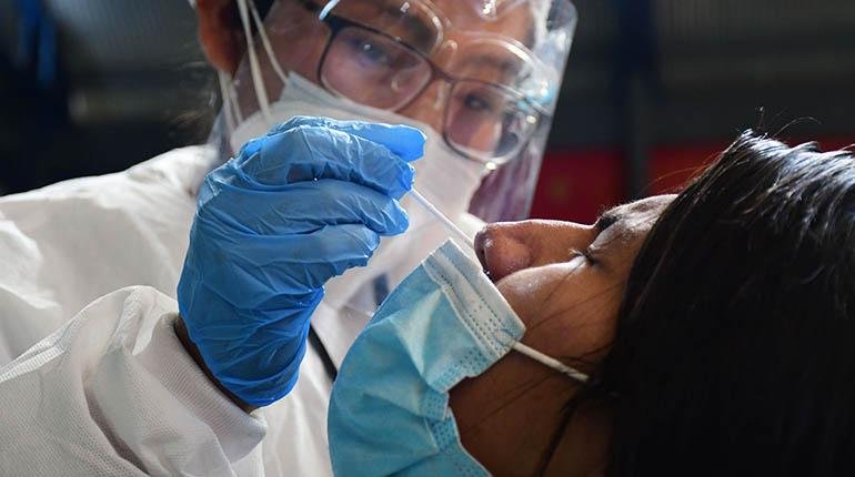 Tardanza para toma de pruebas antígeno nasal en Oruro