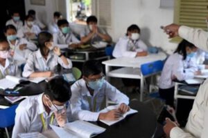 Escolares pasando clases en un colegio