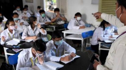 Escolares pasando clases en un colegio