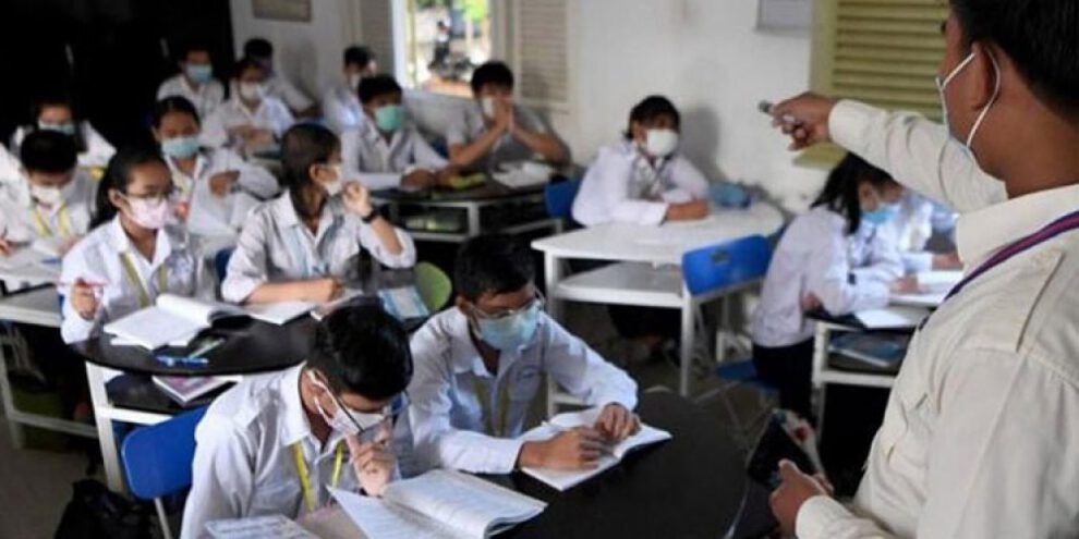 Escolares pasando clases en un colegio
