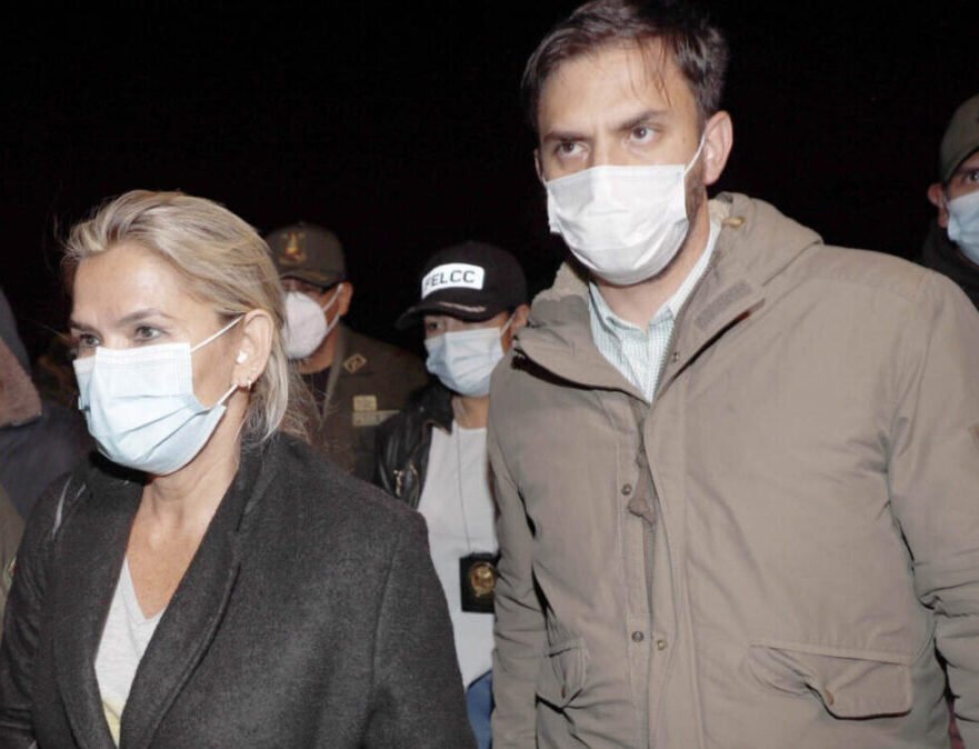 Jeanine Añez denuncia doble moral del ministro Del Castillo