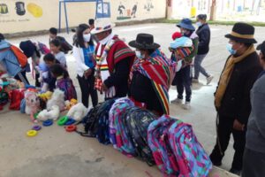 Entrega de material escolar en San Juan Pampa